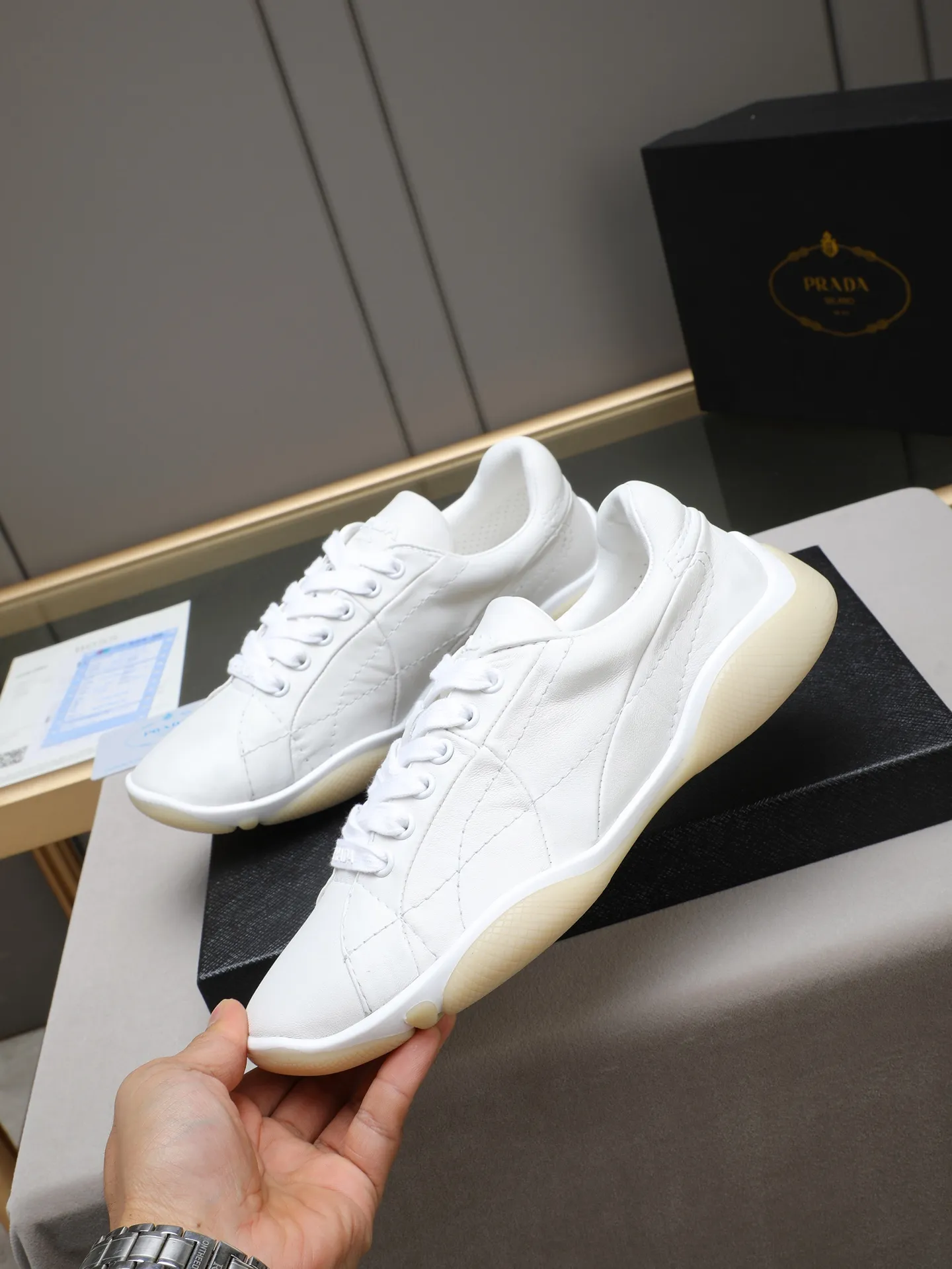 Men's Men's Shoes 💰700 Prada/Prada 1:1 men's casual shoes combine comfort with sophisticated and innovative design. The latest model features a sporty silhouette with visible topstitching that echoes the dynamic lines of the original. Inspired by driving shoes, this sneaker uses a soft and even cow upper, with a light and flexible rubber sole with a concave and convex pattern pattern, giving the sneaker a light appearance and smoothness. The upper is equipped with sports-style stitching, the tongue and laces are injection molded with Epoxy logo, sheep lining and cow foot pads, TPU ultra-light outsole, the upper foot is soft and comfortable, light and breathable! Code:38-39-40-41-42-43-44 (45 customized)